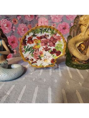 DECOUPAGE FLOWERS ON A SCALLOPED SHELL